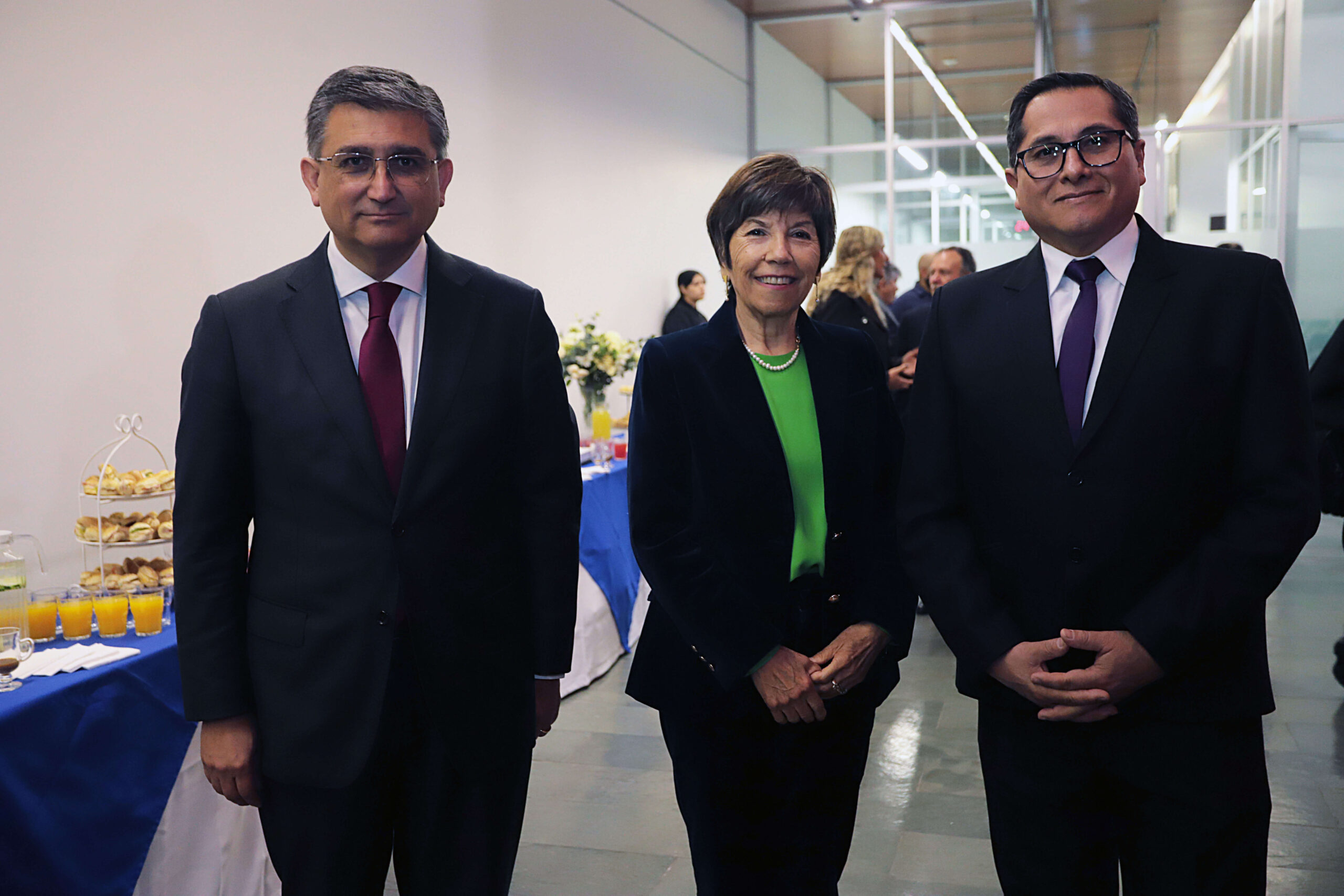 Patricio Huenchuñir - Vicepresidente de Asilfa, Giovanni Escalante - Representante de OPS en Chile, María Teresa Valenzuela - Directora de Observatorio de Salud de IPSUSS - Universidad San Sebastián 