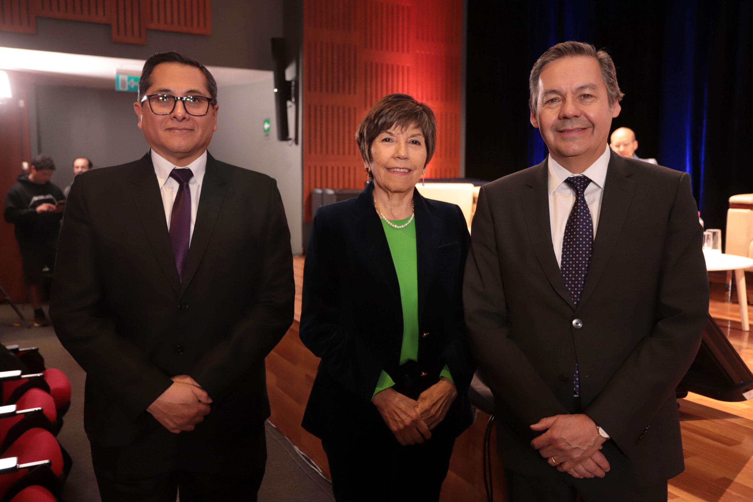 Giovanni Escalante - Representante de OPS en Chile, María Teresa Valenzuela Directora de Observatorio de Salud de IPSUSS - Universidad San Sebastián , Carlos Pérez - Decano Facultad de Medicina USS